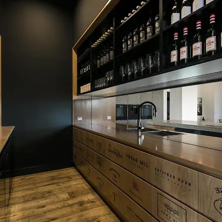 Belle Villa Avec Collection De Vins